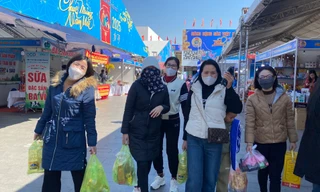 Người lao động Hải Phòng hào hứng mua sắm tại chợ Tết công đoàn