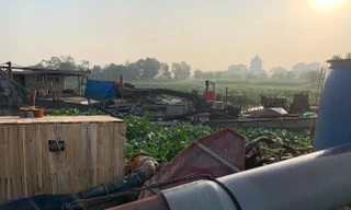 Bị công an phát hiện kiểm tra, 'cát tặc' nhảy xuống sông bỏ trốn 