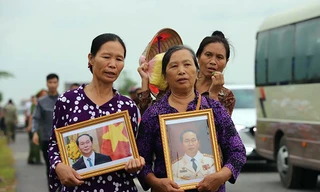 Người dân Ninh Bình ôm di ảnh Chủ tịch nước đón linh cữu