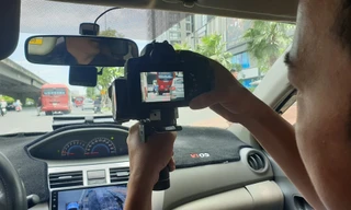 Cảnh sát hóa trang, dùng 'mắt thần' xử lý xe khách rùa bò ở Hà Nội