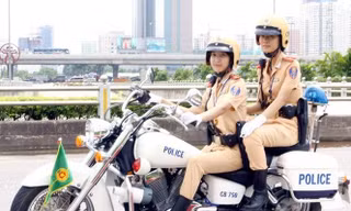 Hàng chục CSGT dẫn đoàn xe buýt lên Nội Bài đón đội U23 Việt Nam