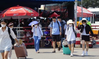 Phà Gót ra đảo Cát Bà tái diễn cảnh ùn tắc ngày cuối tuần 