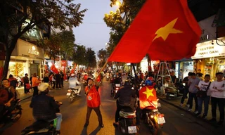 Người dân thủ đô ăn mừng chiến thắng trận bán kết trước U23 Qatar ngày 23/1. Ảnh: Như Ý