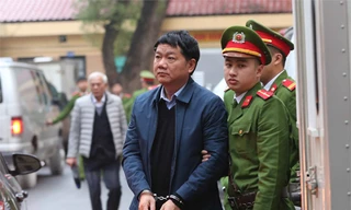 Ông Đinh La Thăng trước giờ xét xử vào sáng nay. Ảnh: TTXVN.