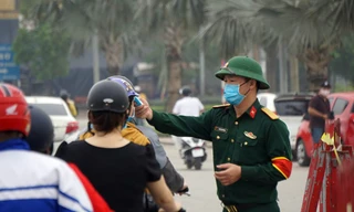 Cận cảnh liên ngành đo thân nhiệt tài xế ra vào tỉnh Bắc Ninh 