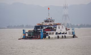 Phà chở khách ra Cát Bà. Ảnh tư liệu