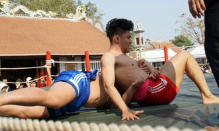 Vây kín xem đấu vật trong sân đình 700 năm tuổi ở Hải Phòng