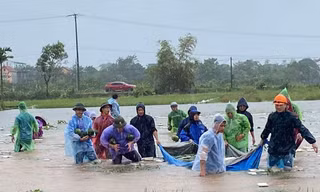Tuổi trẻ Hưng Yên 'dầm mưa' chạy lũ với nông dân 