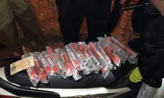 Đôi nam nữ mang hơn 30 quả pháo đi cổ vũ bóng đá sau trận bán kết