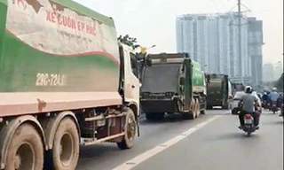 Hình ảnh xe chở rác rồng rắn cướp làn buýt nhanh BRT ngày 11/4.