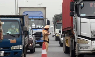 CSGT phối hợp liên ngành kiểm soát phương tiện ra vào tỉnh Bắc Ninh