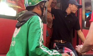 Vật vã trở lại Thủ đô trên những chuyến xe nhồi nhét, hét giá