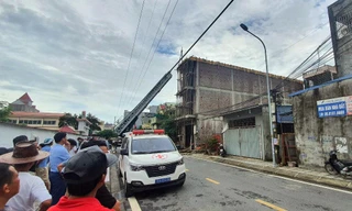 Kéo sắt thi công xây dựng, 3 công nhân bị điện giật thương vong