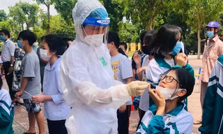 Lực lượng y tế Hải Dương lấy mẫu xét nghiệm học sinh Trường THCS Võ Thị Sáu.