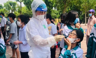 Lực lượng y tế Hải Dương lấy mẫu xét nghiệm học sinh Trường THCS Võ Thị Sáu.