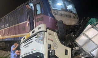 Xe tải bị tàu hỏa 'xé' đôi khi qua đường sắt ở Hải Phòng