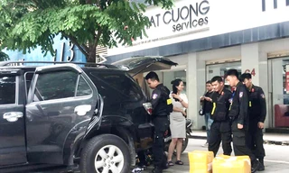 Nhiều thùng hàng được mang ra khỏi Trung tâm bảo hành của Nhật Cường hôm 9/5. Ảnh: VnExpress