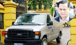 Vũ nhôm (ảnh nhỏ) được dẫn giải rời khỏi TAND Hà Nội sau phiên xét xử sơ thẩm chiều 30/7. Ảnh: Như Ý