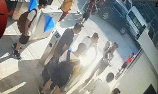 Hình ảnh cắt từ clip ghi lại cảnh cháu bé được bế rời khỏi ô tô.