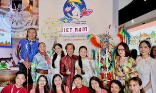 Vũ điệu dân gian múa vòng kết hợp âm nhạc truyền thống Việt Nam