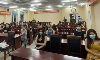 Nhóm thanh niên dương tính chất ma túy bị đưa về trụ sở công an.