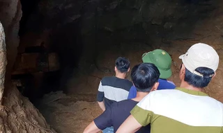 Người thân mong ngóng hai phu vàng kẹt trong mỏ trái phép Ảnh: Nguyễn Hoàn