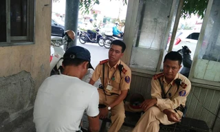 Lê Văn P sau khi được CSGT giải cứu. 