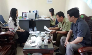 Đại diện Cty TS Việt Nam làm việc với QLTT. Ảnh: Dân việt.