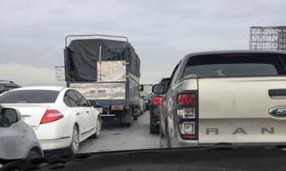 Xe đầu kéo gặp nạn, cao tốc Pháp Vân ùn tắc kinh hoàng