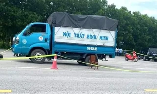 Cảnh sát bảo vệ hiện trường, điều tra vụ án mạng. 