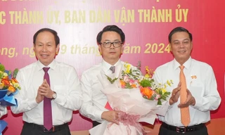 Ông Lê Trí Vũ (giữa ảnh) được bổ nhiệm giữ chức Trưởng Ban Tổ chức Thành ủy Hải Phòng.