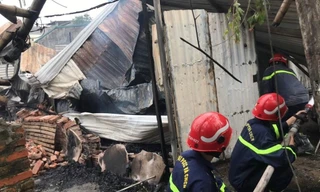 Cảnh sát PCCC dập lửa tại hiện trường vụ án.