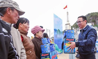 Cùng ngư dân Cát Bà thắp sáng đèn trên biển 