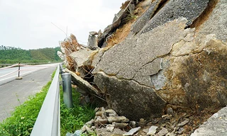 Cận cảnh sạt lở nghiêm trọng trên cao tốc Nội Bài - Lào Cai