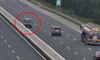 Hình ảnh ô tô di chuyển ngược chiều trên cao tốc Hà Nội - Hải Phòng.