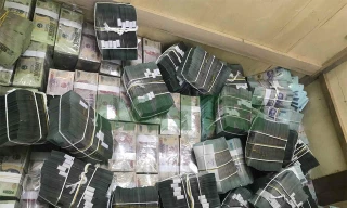 Cơ quan chức năng thu giữ số tiền lớn của Phan Sào Nam. Ảnh: Dân trí