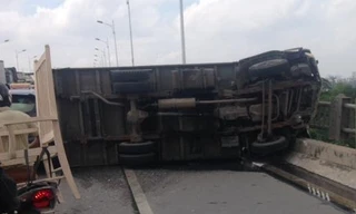 Xe tải lật nghiêng sau va chạm, cầu Vĩnh Tuy ùn ứ hơn 3 giờ 