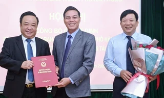 Chủ tịch UBND TP Hải Phòng - ông Nguyễn Văn Tùng trao quyết định bổ nhiệm ông Vũ Duy Tùng giữ chức Giám đốc Sở GTVT.