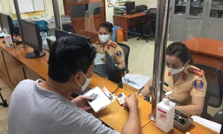 Ngày đầu thực hiện Thông tư 58 về quy trình cấp đổi, thu hồi đăng ký và biển số phương tiện tại Phòng CSGT Hà Nội.