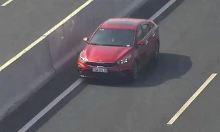 Cảnh sát đang truy tìm tài xế lái ô tô ngược chiều trên cao tốc.