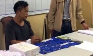 Tráng A Của cùng tang vật tại cơ quan công an. Ảnh: Công an Sơn La