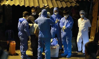 Cung cấp đồ ăn cho hộ dân trong khu cách ly khử khuẩn ở Cầu Giấy