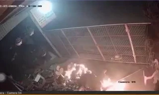 Kinh hoàng cảnh đổ xăng đốt nhà hàng xóm ở Hưng Yên