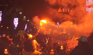 Cổ động viên đốt pháo sáng trên phố.