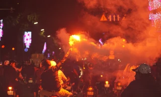 Cổ động viên đốt pháo sáng trên phố.