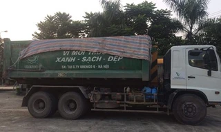 Chiếc xe tải đổ thải bị người dân bắt tại trận.