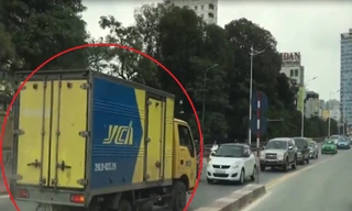 chiếc xe tải đi ngược chiều trên cầu vượt Nguyễn Chí Thanh ngày 15/4.