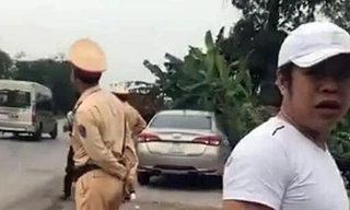 Người đàn ông lạ có dấu hiệu tấn công tài xế ghi hình giám sát tổ CSGT trên QL 10, thuộc địa phận huyện Thủy Nguyên (TP Hải Phòng). Ảnh: Cắt từ clip