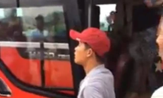 Nhân viên nhà xe có thái độ hung dữ. Ảnh cắt từ clip