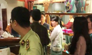 Cơ quan chức năng kiểm tra cửa hàng KhaiSilk tại cửa hàng 113 Hàng Gai.
